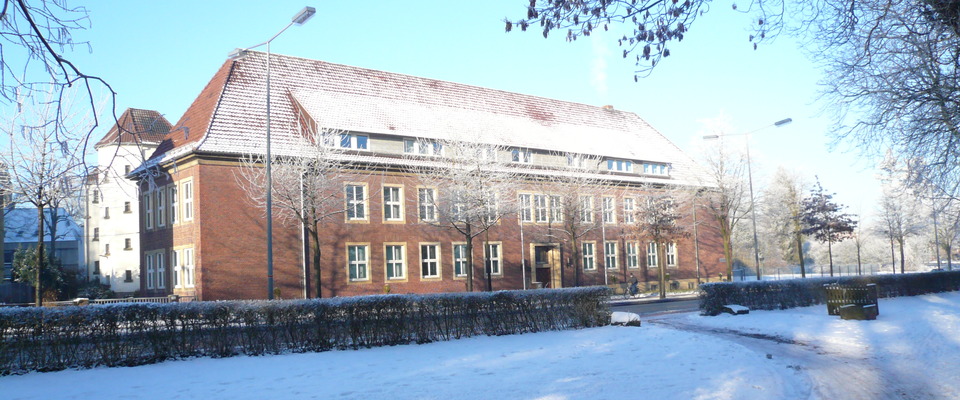 Hauptgebäude im Winter